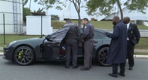 Homem Dorme Dentro De Carro De Luxo Ligado Na Zona Oeste De Sp