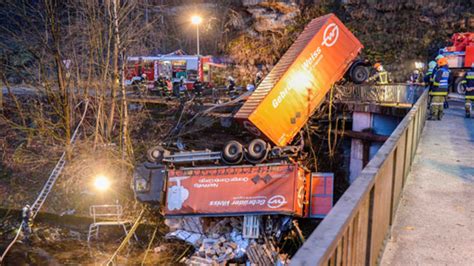 Lkw stürzt von Brücke Fahrer schwer verletzt oe24 at