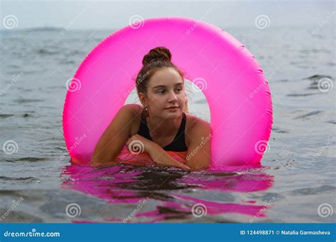 Une Belle Adolescente Dans Un Maillot De Bain Noir Nage Avec Un Grand