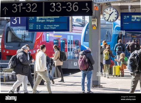 Hauptbahnhof M Nchen Bahnsteig Mit Reisenden Und Nahverkehrszug