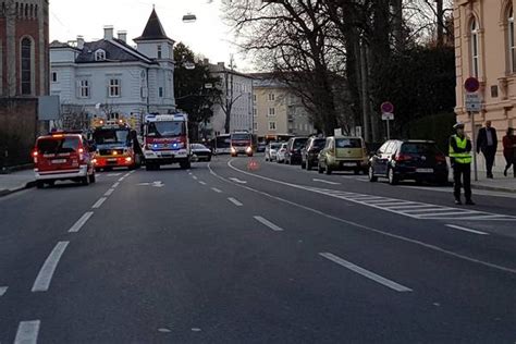 Salzburg Stadt Drei Verletzte Bei Frontalcrash In Der Schwarzstra E