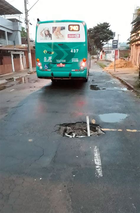 Bueiro tampa quebrada atrapalha circulação de veículos