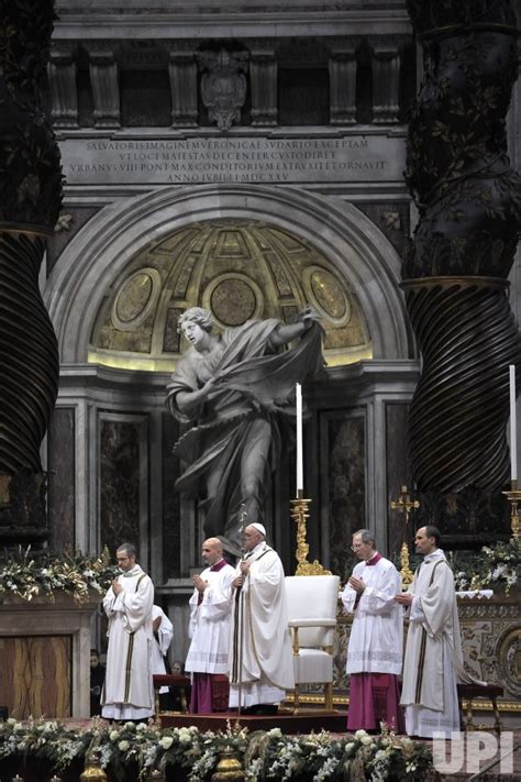 Photo Pope Francis Celebrates Christmas Mass At St Peters Basilica