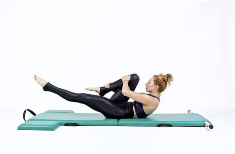 Single Leg Stretch On The Mat Online Pilates Classes