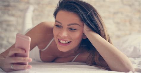 Mujer Morena Usando Teléfono Inteligente En La Cama Foto Imagen De Sexting En Unsplash