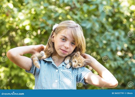 Jeu De Fille Avec Le Chaton Image Stock Image Du Enfant Caucasien