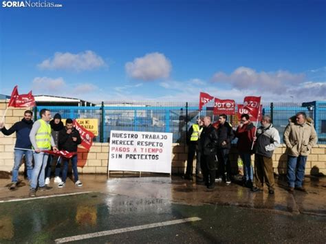 Los Trabajadores De Tableros Los N Se Concentran Para Pedir