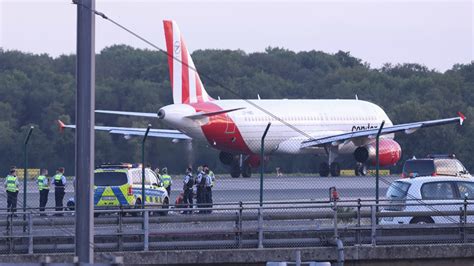 Klima Chaoten kleben sich auf Flughafen in Hamburg und Düsseldorf fest