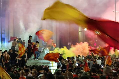 La Grande Festa Della Roma I Tifosi Giallorossi Invadono La Capitale