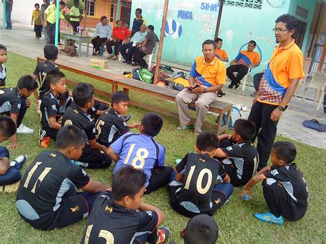 UNIT KOKURIKULUM: BOLA SEPAK KELOMPOK 5