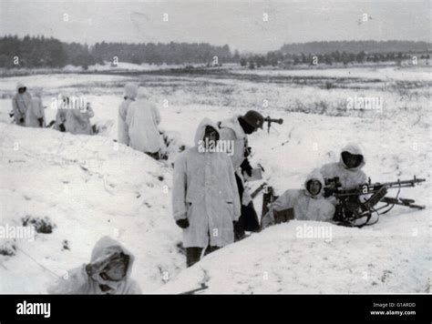 Waffen Ss Soldaten Im Winter Wei E Tarnung Mit Mg In Defensive Position