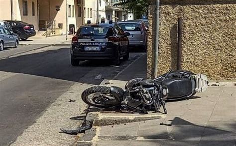 In Moto Senza Patente Urta L Auto Della Polizia Morto Enne