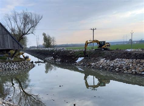 povodi pokracuje  opravach batova kanalu mimo jine zpevnuje brehy