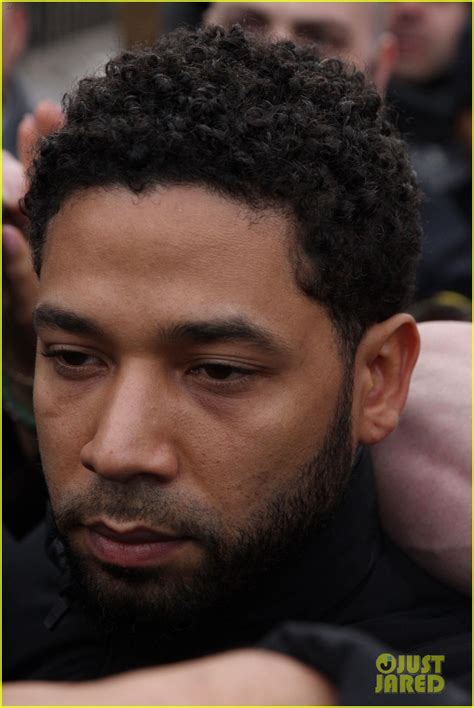 Jussie Smollett Leaves Jail After Posting Bond Walks Through Giant