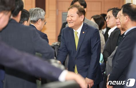 참석자들과 인사하는 이상민 장관