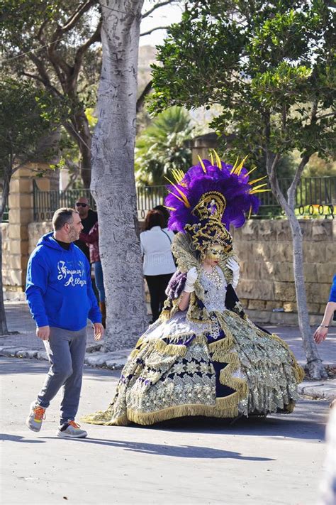 Personas Con Disfraces De Maquillaje Y Carnaval Durante El Martes De ...