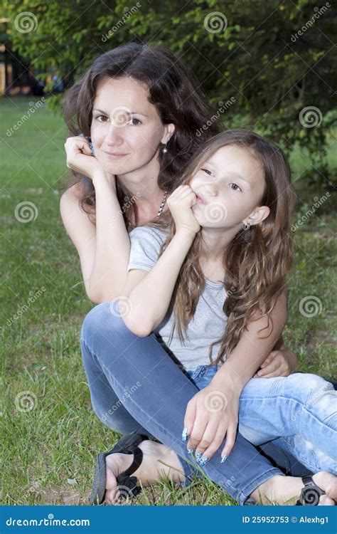 Madre E Hija Imagen De Archivo Imagen De Belleza Felicidad 25952753