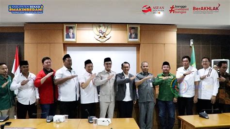 Pemkab Bekasi Serahterimakan Bantuan Keuangan Kepada Partai Politik