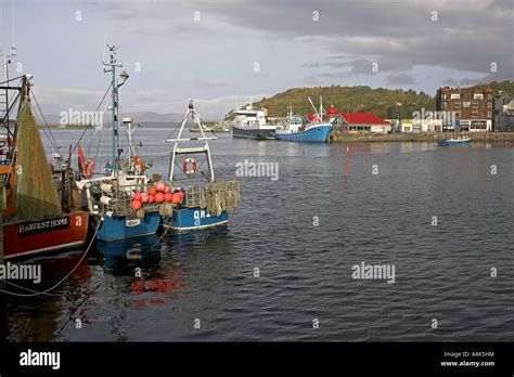 Los arrastreros y barcos pesqueros atracó en el puerto de Oban Argyll