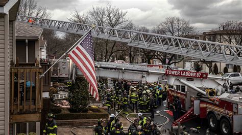 22 Firefighters Injured 3 Seriously In Staten Island Blaze The New York Times