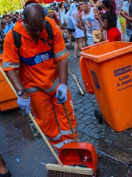 Sapuca Comlurb Remove Toneladas De Lixo No Samb Dromo Do Rio