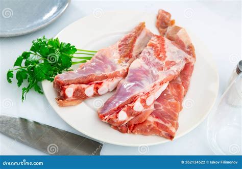 Costillas Crudas De Cerdo Preparadas Para Cocinar En Tablero De Madera