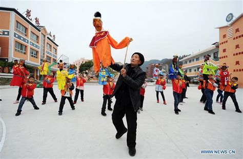 Shiqian Puppet Show Inheritors Teach Students To Perform In Chinas