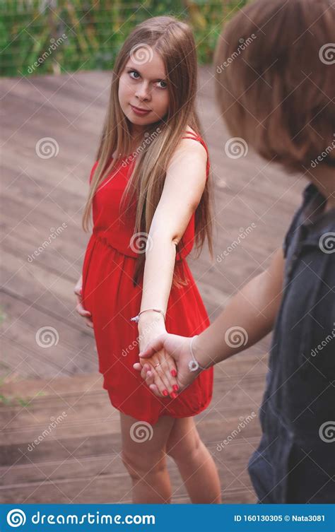 Photo Verticale Un Jeune Couple Un Homme Et Une Fille Marchent Dans Le Parc Et Se Tiennent La