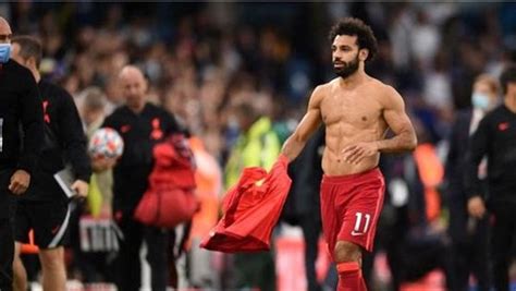 محمد صلاح يهدي قميصه لمشجعة بعد مباراة ليفربول وبرينتفورد