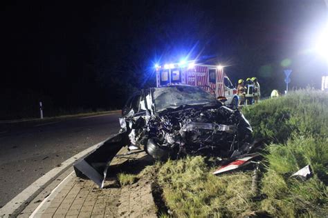 Tödlicher Unfall in Düren Autos völlig zerstört zwei weitere Menschen