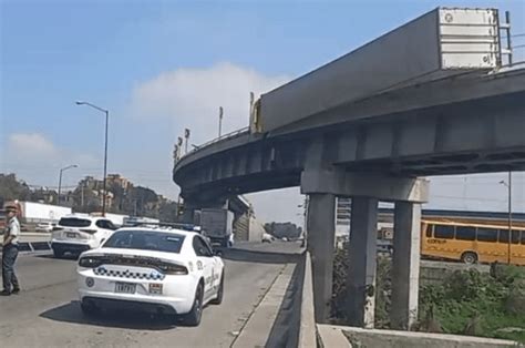 Tráiler Queda Colgado Tras Volcar En Puente Del Circuito Exterior Mexiquense Videos Paco Zea