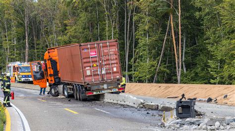 Schwerer Unfall Auf A Bei R Sselsheimer Dreieck Lkw Verursacht