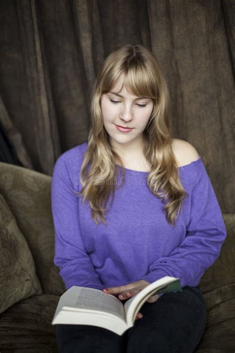 Mujer Joven Con Los Ojos Azules Hermosos Que Lee Un Libro Imagen De