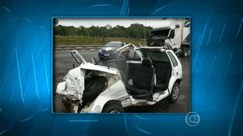 Carro bate em carreta guiada por motorista embriagado e três pessoas