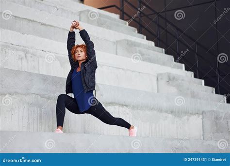 Joven Europea Pelirroja Vestida De Deporte Haciendo Ejercicios En La