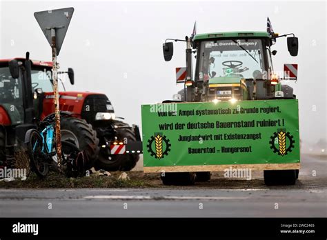 Teilnehmer Der Bauernproteste Fahren In K Ln Mit Ihren Traktoren Im