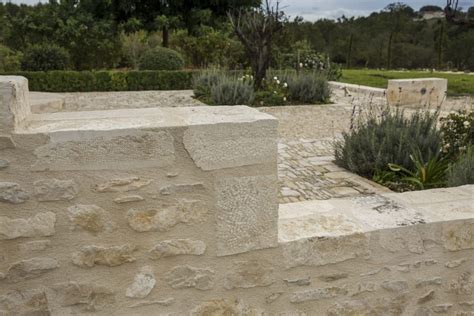 Couronnement De Mur Droit Auberoche Bouriane Occitanie Pierres