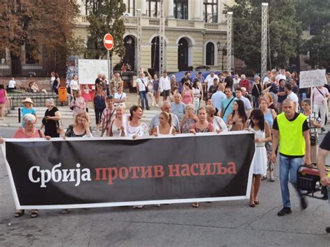 Kragujev Ani Tokom Protesta Blokirali Zgradu Telekoma Zbog Sponzorstva