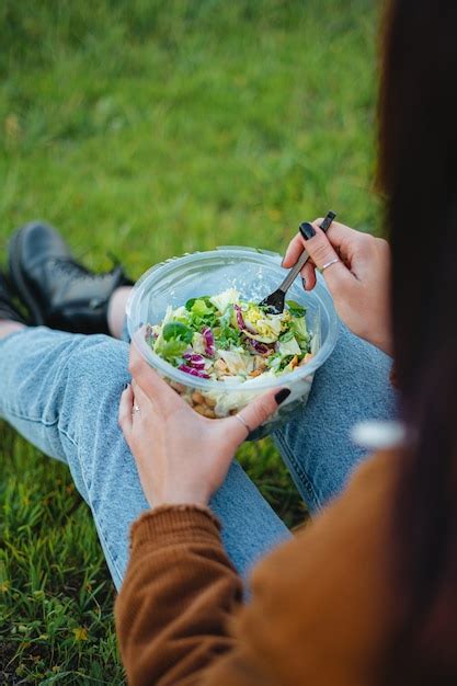 Primer Plano De Una Ensaladera En Las Piernas De Una Chica Adolescente Ella Está Sentada Sobre