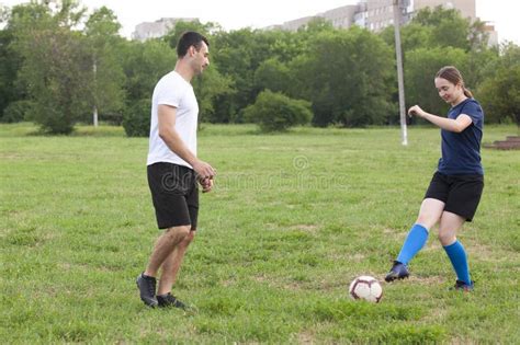 Futbolista Femenino Joven Del F Tbol O Con El Pelo Largo En Sportwear Y