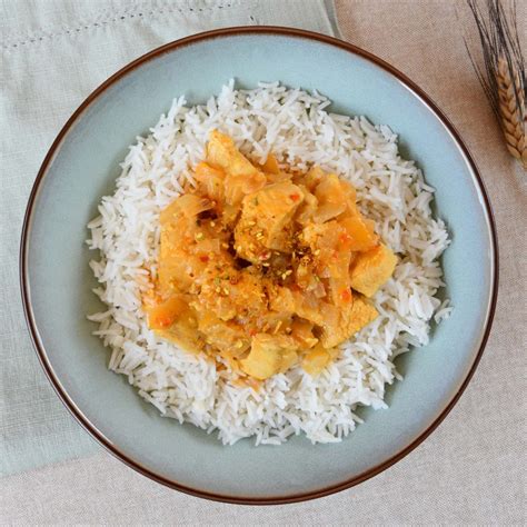 Pollo Al Curry Con Leche De Coco Sobre Arroz Basmati Para Robot De