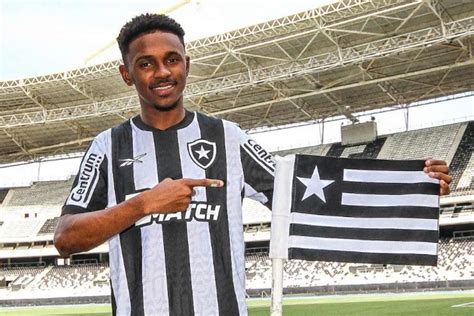 Oficial Botafogo confirma regresso do avançado Jeffinho do Lyon