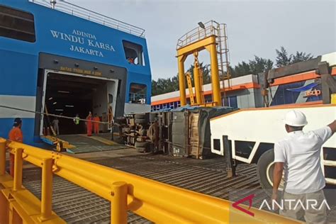 Truk Terbalik Saat Proses Muat Ke Kmp Adinda Windu Karsa Di Dermaga Vii