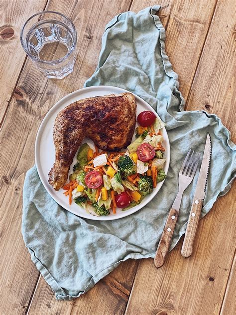 Brathähnchen mit buntem Salat und Schütteldressing Fashion Kitchen