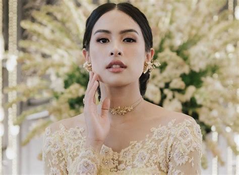 Rayakan Hari Kartini Maudy Ayunda Tampil Cantik Berbalut Kebaya Kuning