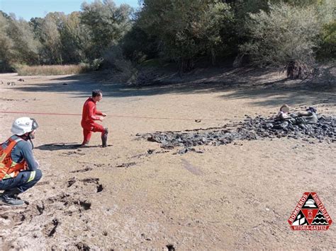 Rescate a una mujer hundida en lodo junto a Vitoria Norte Exprés