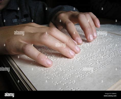 Finger Und Braille Schrift Blinden Jungen Lesen Sie Ein Buch In