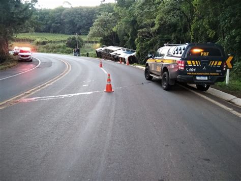 Uma pessoa morre e outras 20 ficam feridas após ônibus tombar na BR 480