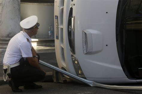 Roma Furgone Si Ribalta In Piazza Del Popolo Morta Una Donna La