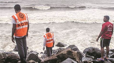 Mumbai Three Men Drown Off Versova Beach One Body Found Mumbai News